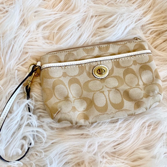 Coach Classic Signature C Turnlock Wristlet - Picture 1 of 6